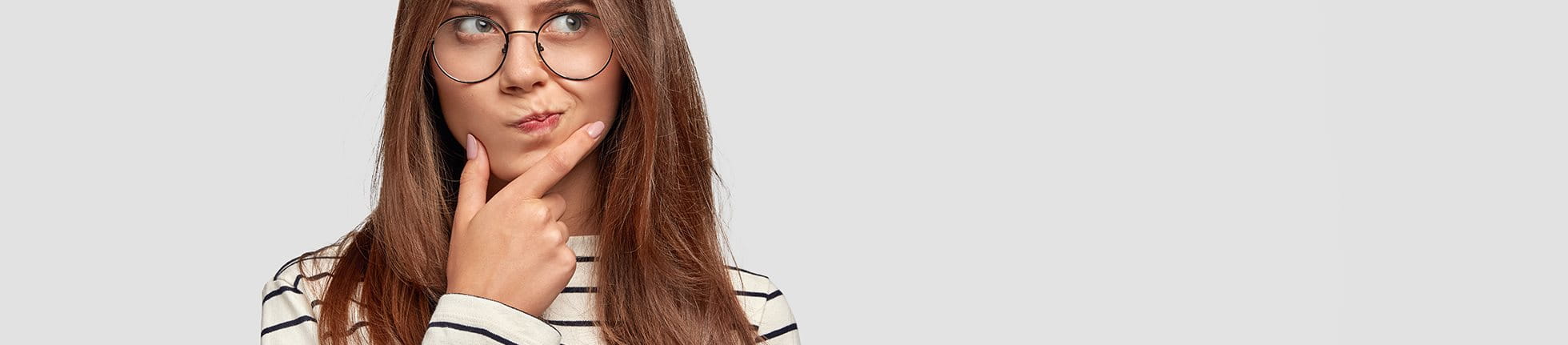 Junge Frau blickt fragend