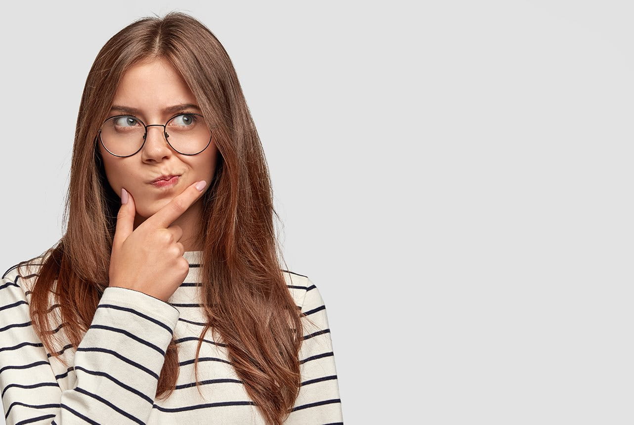 Junge Frau blickt fragend