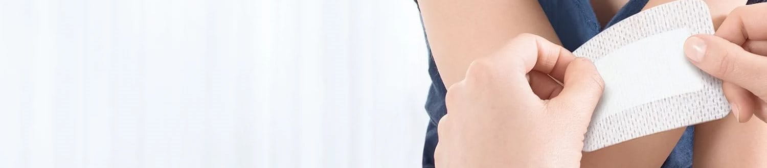 Großes Pflaster auf Unterarm