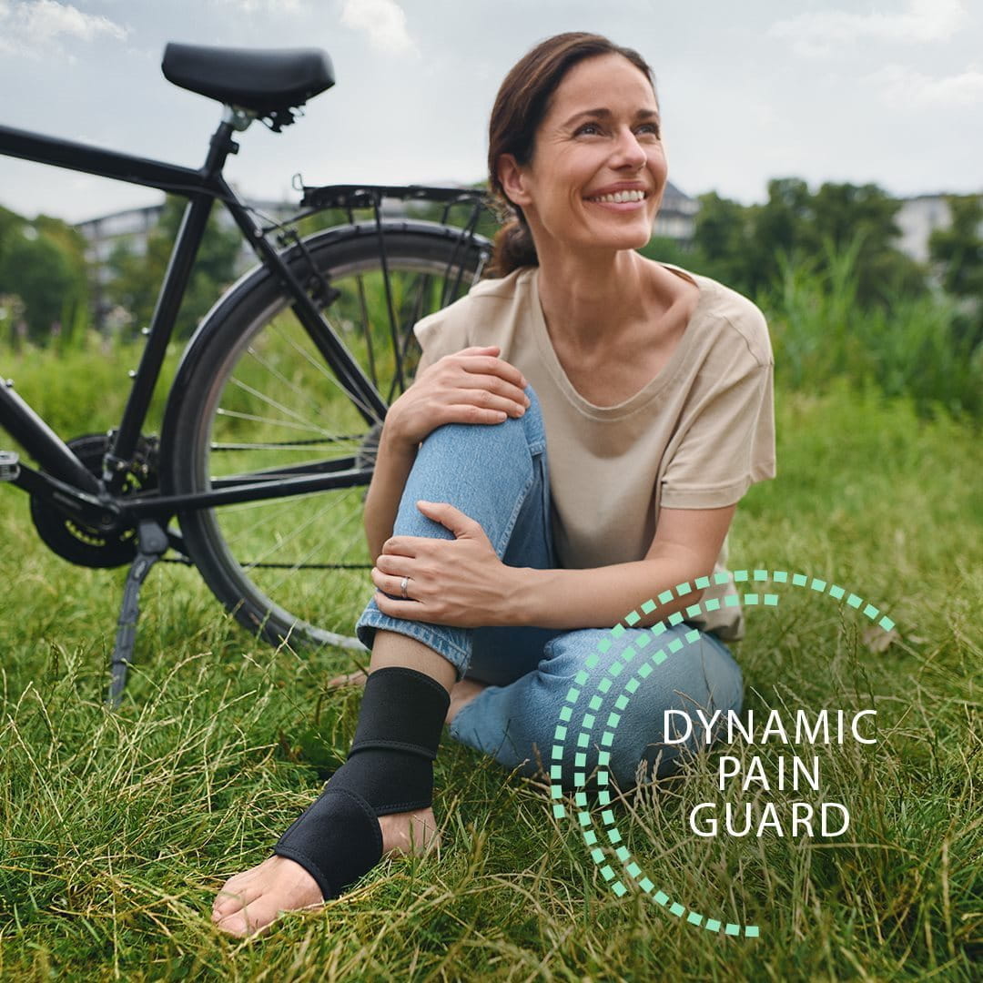 Frau sitzt mit Fußbandage in der Wieso vor ihrem Fahrrad