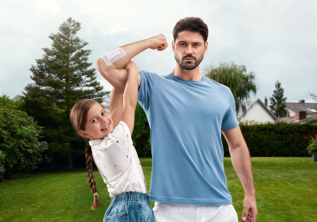 Vater mit Kind und Pflaster