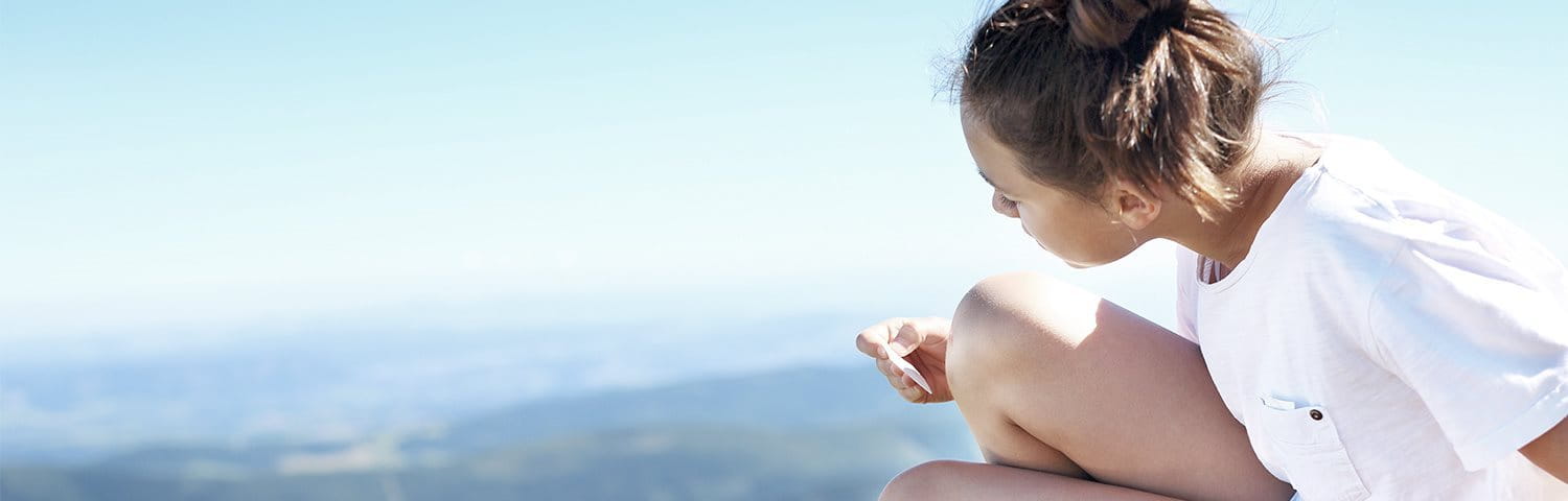 Jemand klebt ein Pflaster auf das Knie