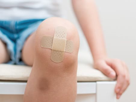 Pflaster auf Kinderwunde