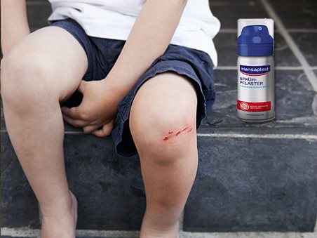 Kind hat Schürfwunde auf dem Knie