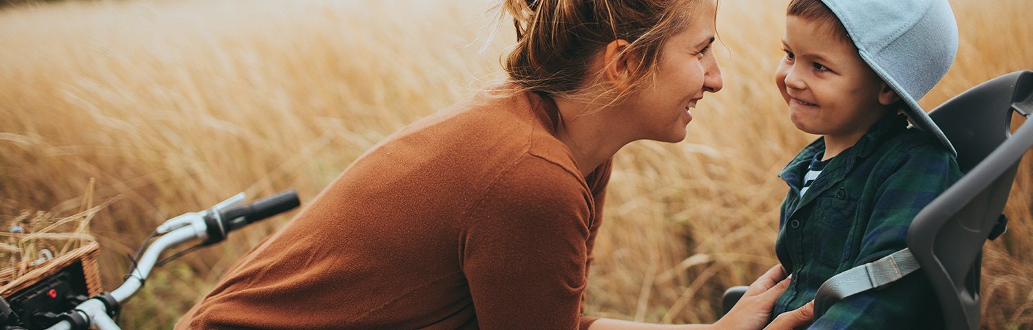 Mutter und Kind in der Natur