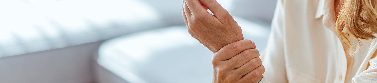 Hand umgreift Handgelenk