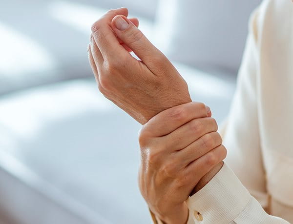 Hand umgreift Handgelenk