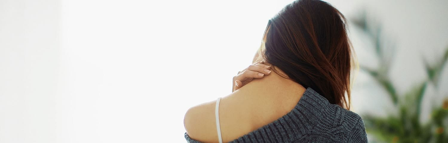 Frau mit Spannungskopfschmerzen