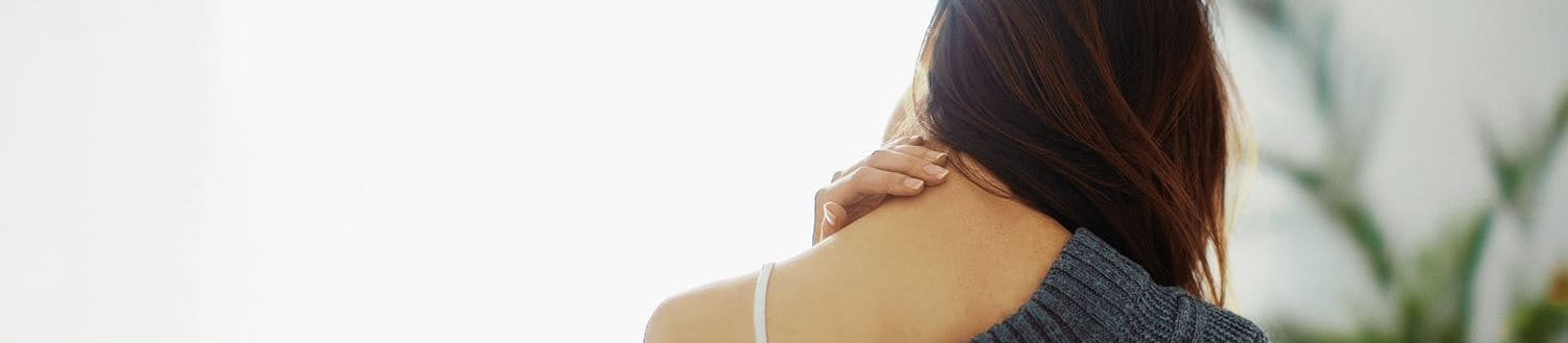 Frau mit Spannungskopfschmerzen