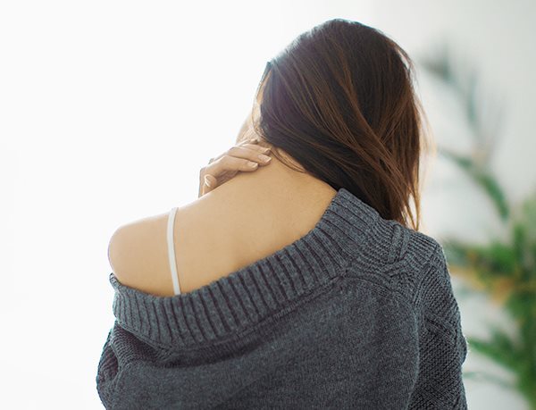 Frau mit Spannungskopfschmerzen