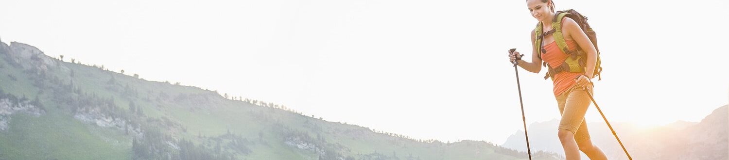Frau wandert mit Wanderstöcken