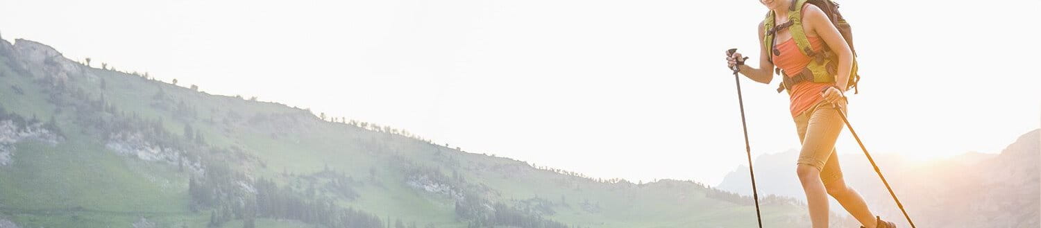 Frau wandert mit Wanderstöcken