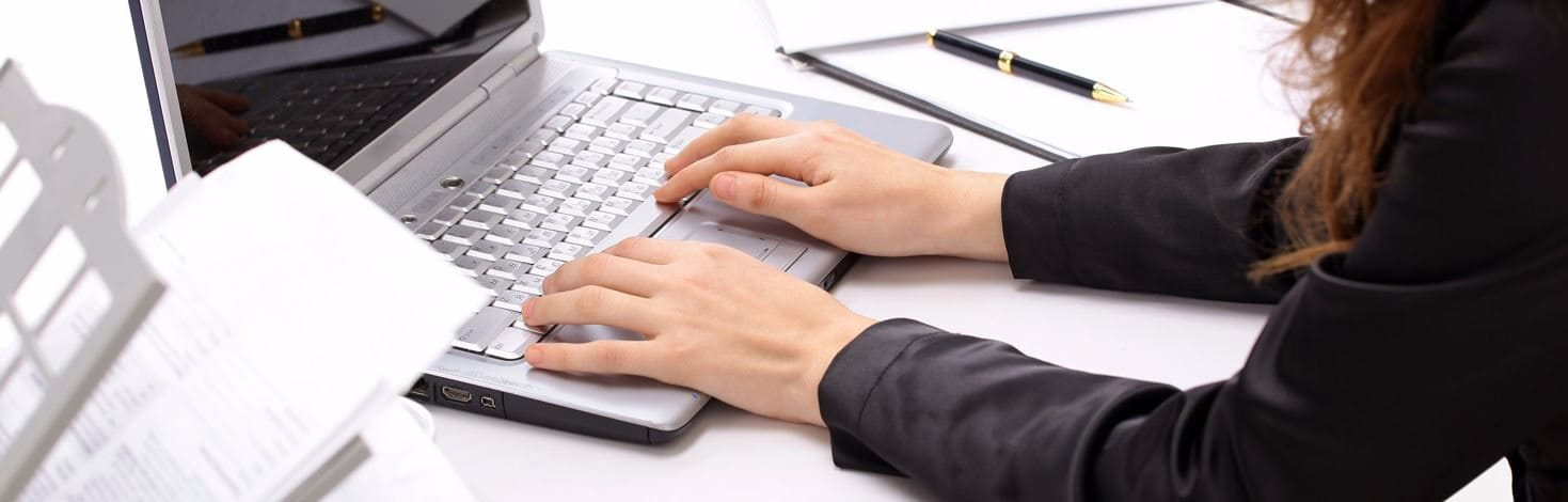 Woman typing - Upper back pain - teaser - Elastoplast