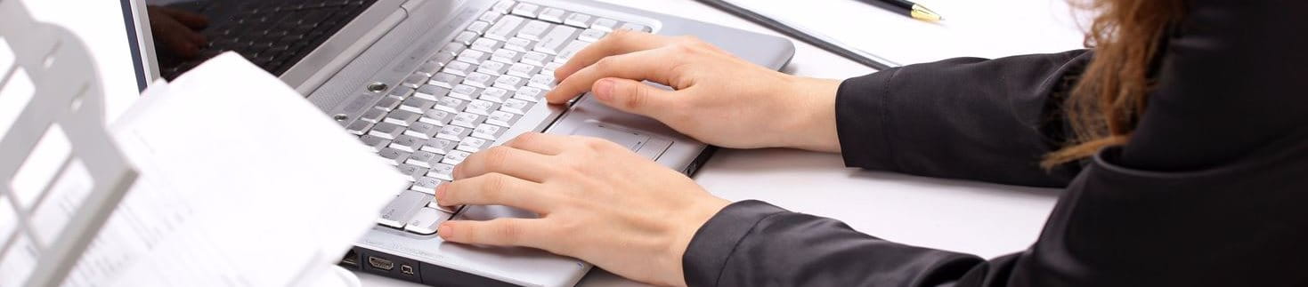 Woman typing - Upper back pain - teaser - Elastoplast