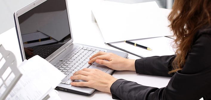 Woman typing - Upper back pain - teaser - Elastoplast