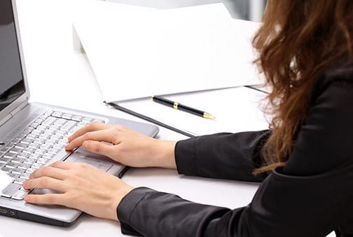 Woman typing - Upper back pain - teaser - Elastoplast