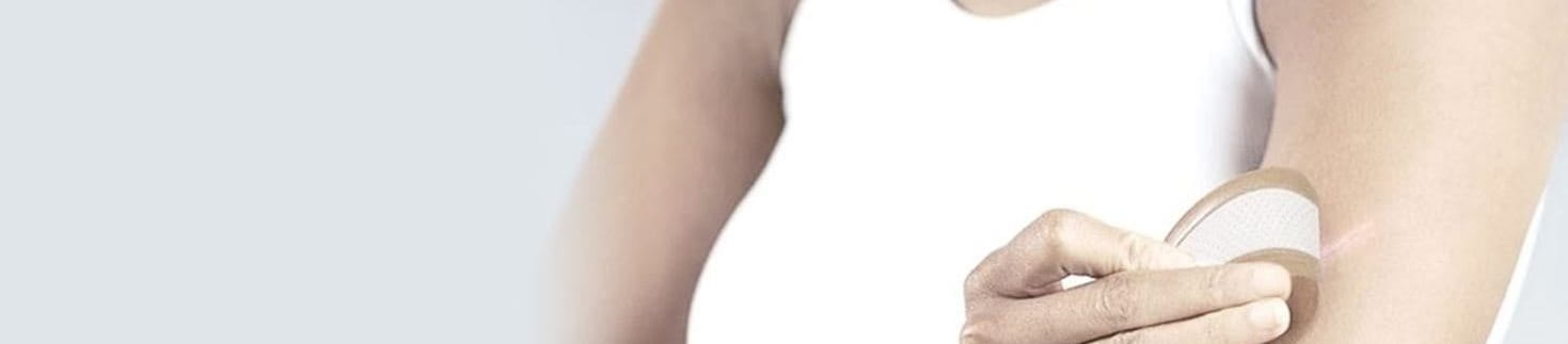 Une femme applique un pansement pour prévenir la formation de cicatrices sur une plaie.