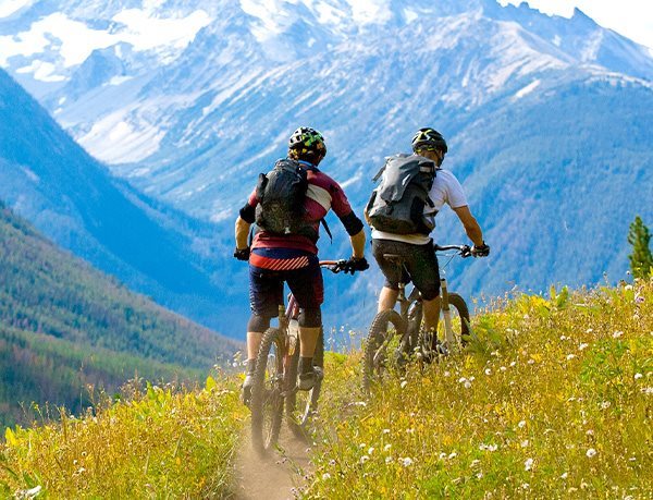 Zwei Fahrradfahrer in den Bergen