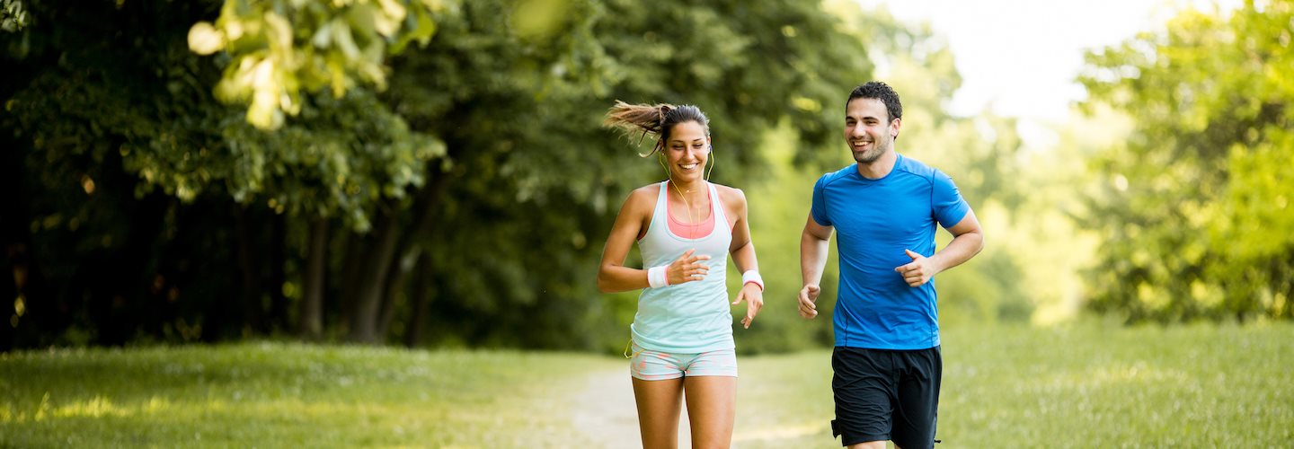  Junges Paar beim Joggen