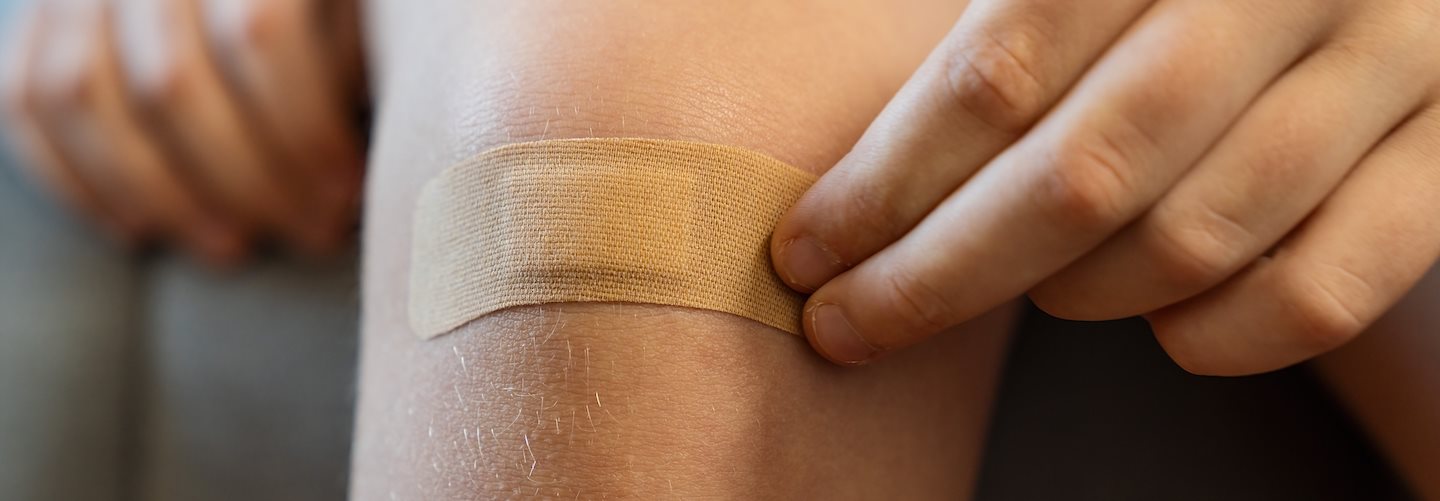 Junge mit Pflaster am Knie