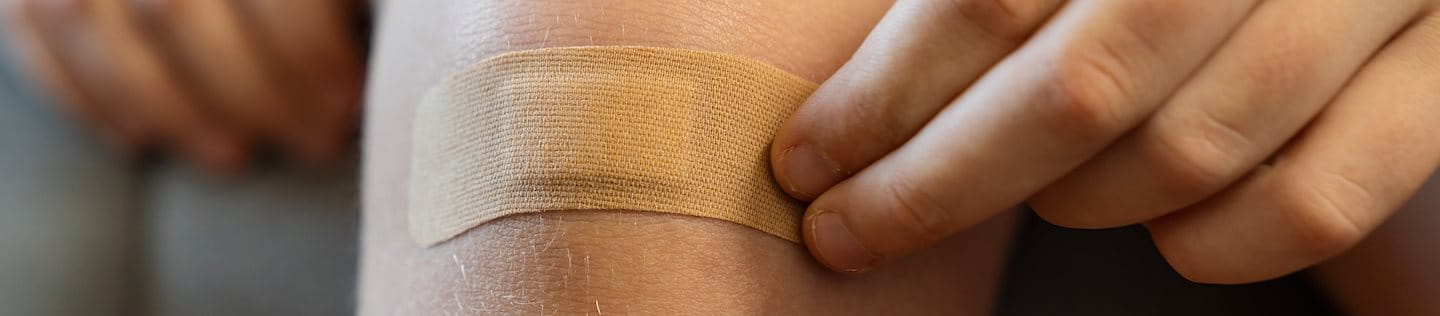 Junge mit Pflaster am Knie