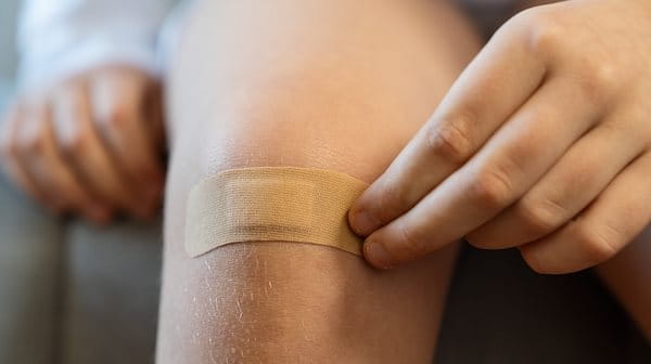 Junge mit Pflaster am Knie