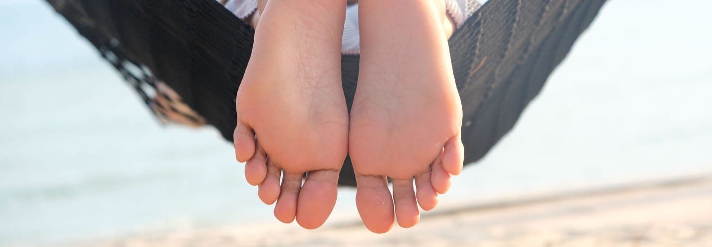 Füsse hängen über die Hängematte