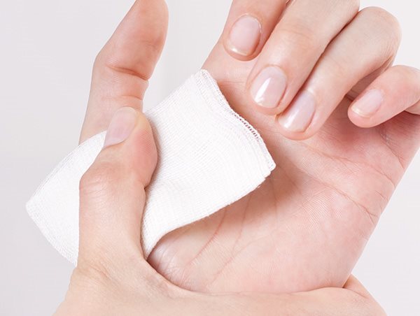 Kompresse wird auf Schnittwunde gepresst