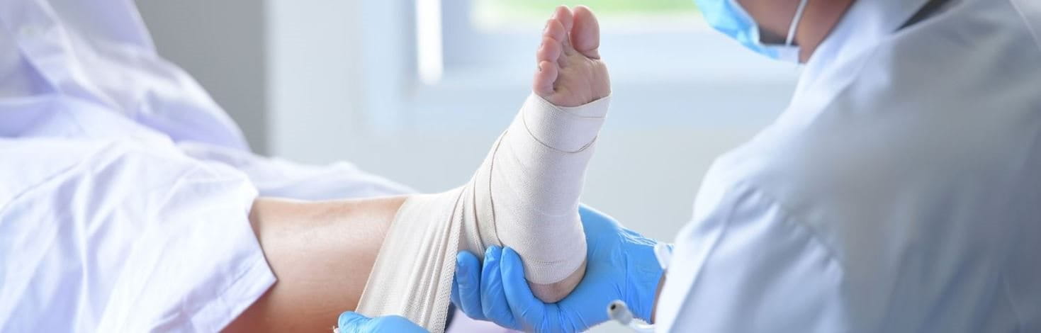 Arzt behandelt eine chronische Wunde am Fuß