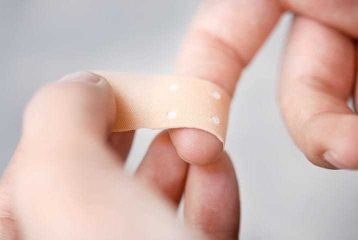 Pflaster auf Schnittwunde am Finger