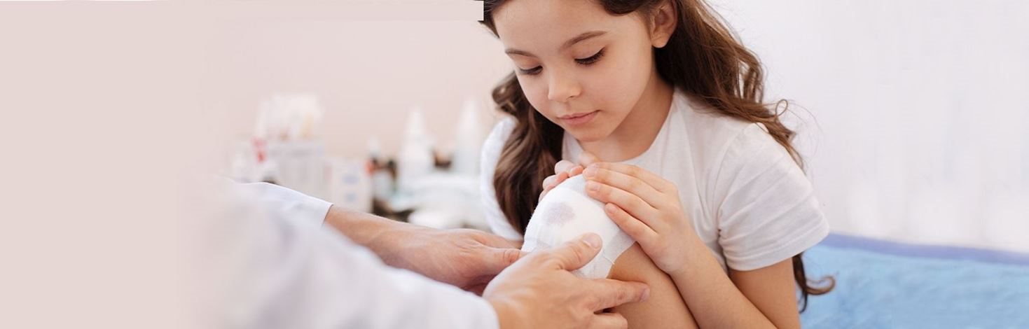 Wunden versorgen beim Kind am Knie