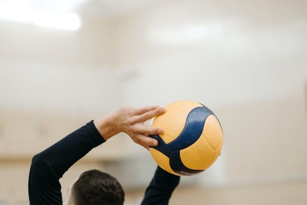 Nahaufnahme, wie ein Handballspieler den Ball fängt.