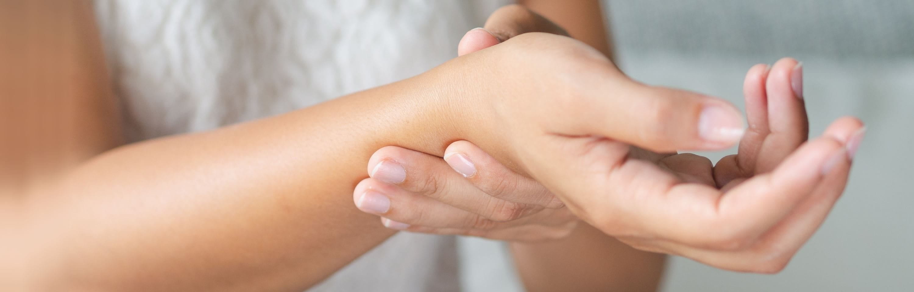 Frau mit Handgelenkschmerzen
