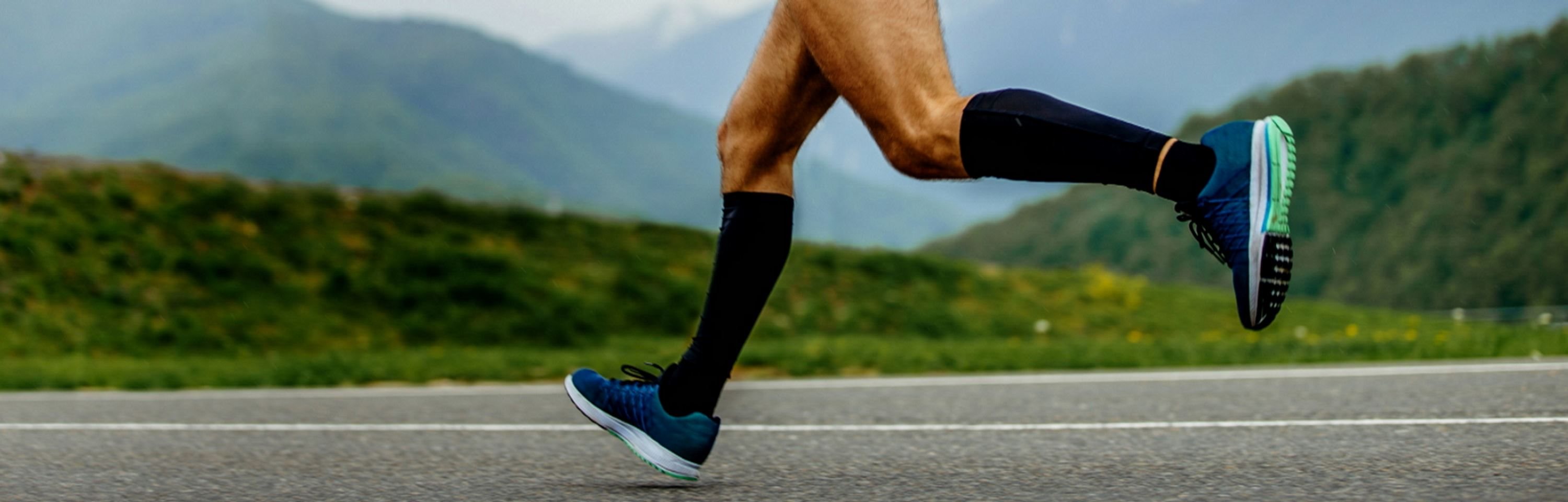 Mann läuft mit Kompressionskleidung auf der Straße