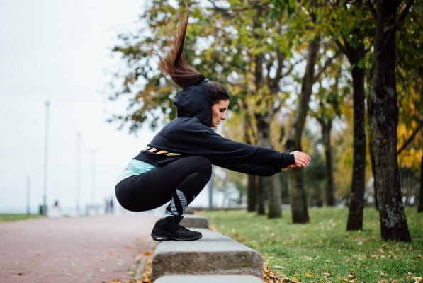 Frau beim Outdoor Fitness