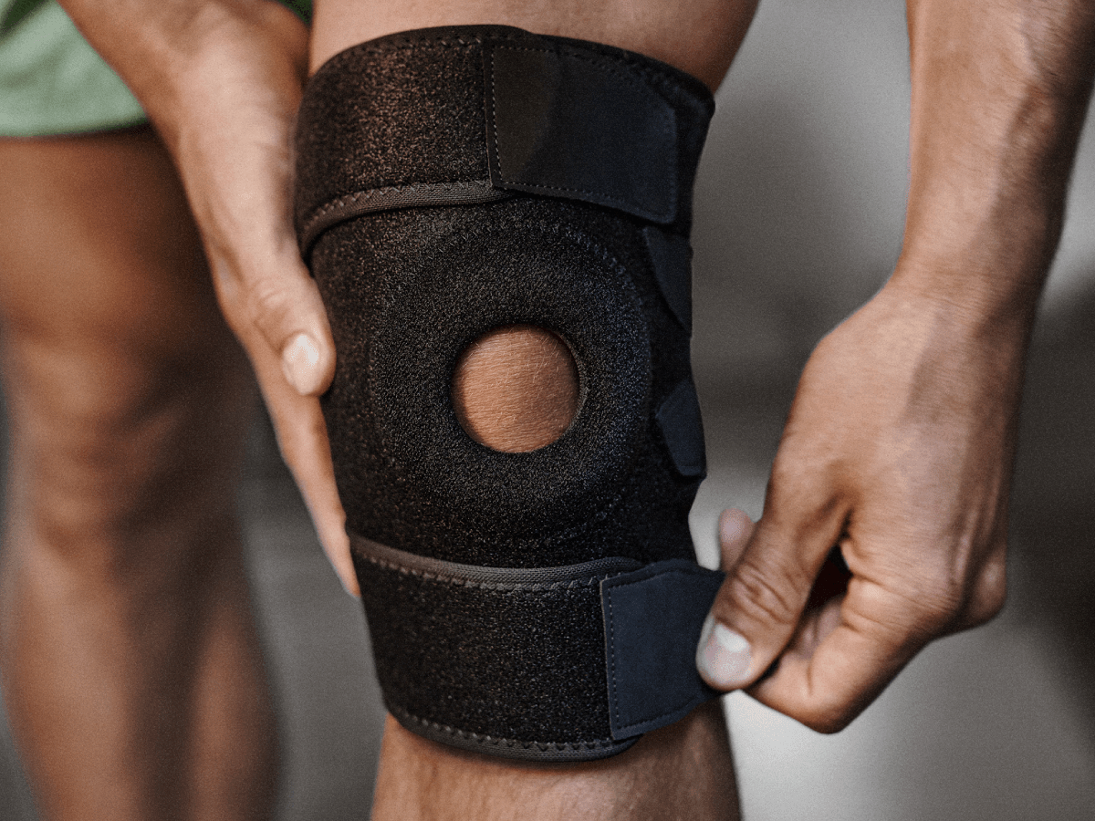 Knie eines Mannes mit Hansaplast Protective Knie-Bandage