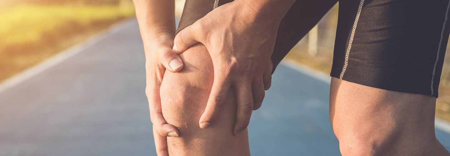 Mann hält sich Knie mit Patellaspitzensyndrom