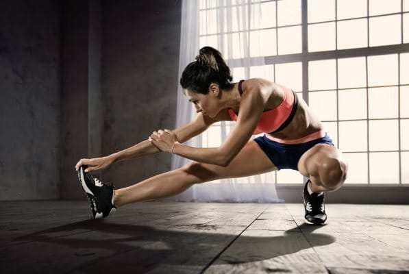 Frau in Sportkleidung dehnt sich