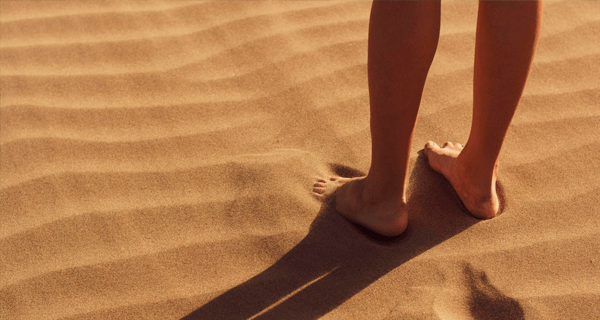 por-que-caminar-descalzo-en-verano-es-saludable