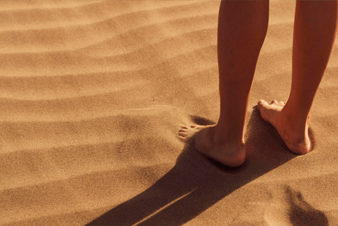 por-que-caminar-descalzo-en-verano-es-saludable