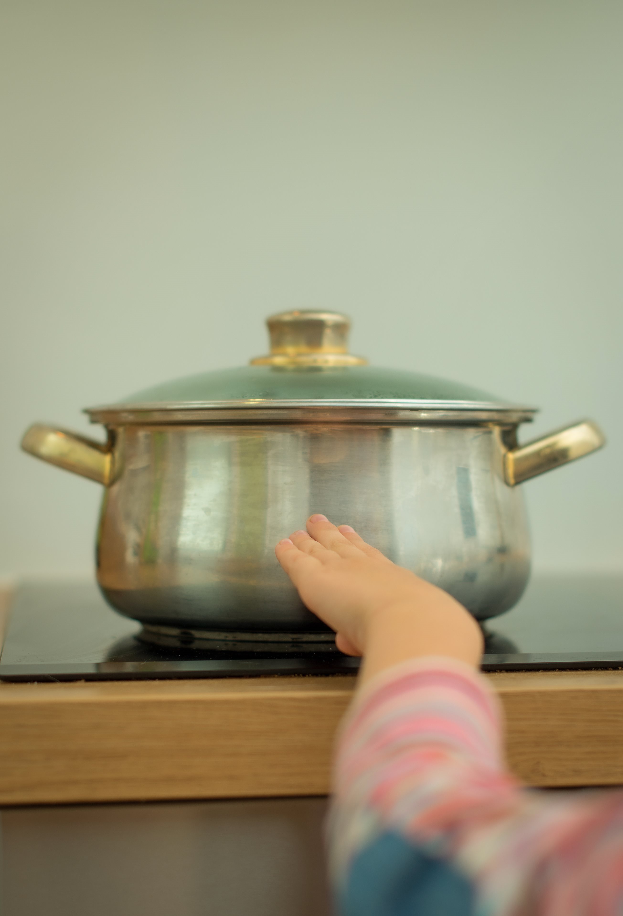 Tangan kena uap panas bisa dicegah dengan berhati-hati saat di dapur