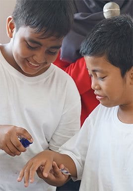 Si kecil bisa saling menerapkan pertolongan pertama jika terjadi kecelakaan