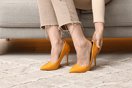 mujer con tacones en los pies