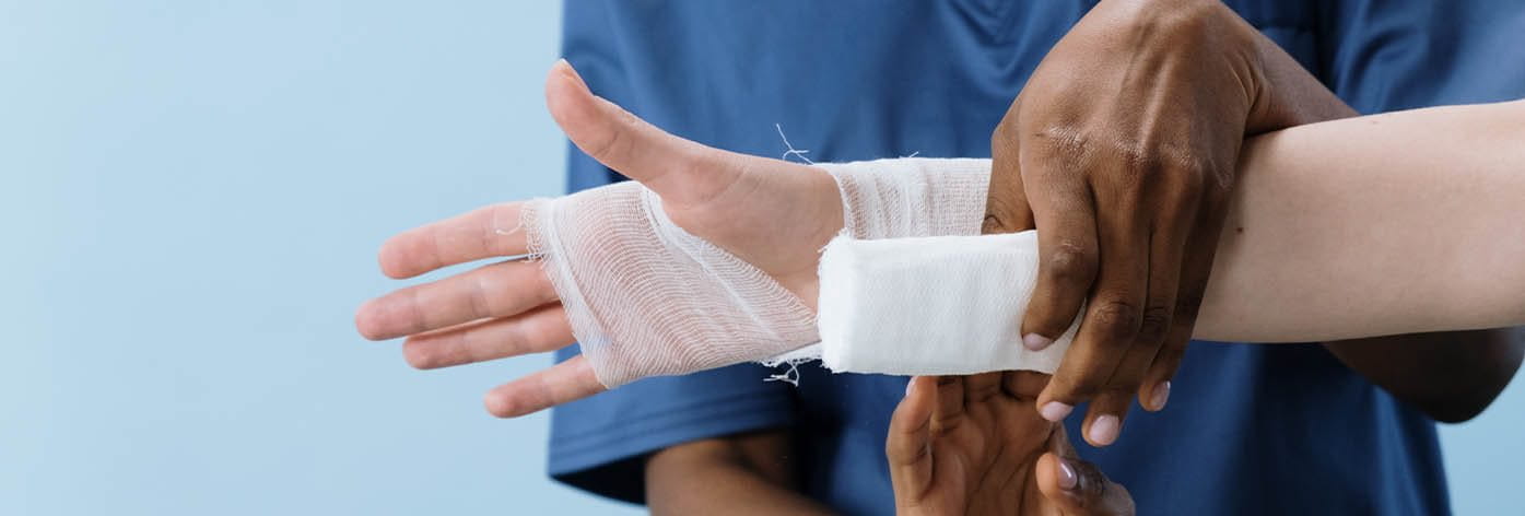 Pansement compressif d’urgence pour une main blessée