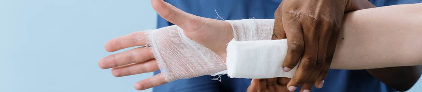 Pansement compressif d’urgence pour une main blessée