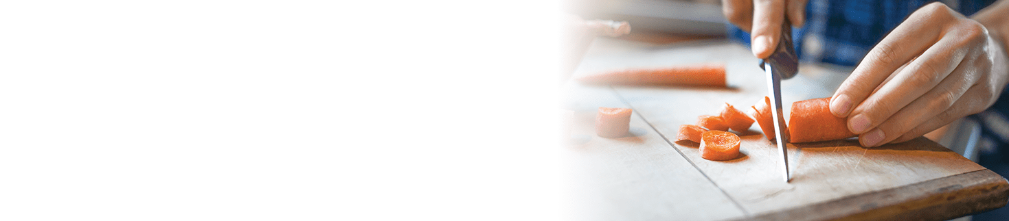 Ontstoken vinger snee in vinger tijdens groente snijden