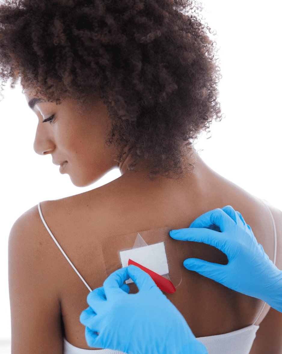 Une plaie sur le dos est soignée avec un pansement stérile.