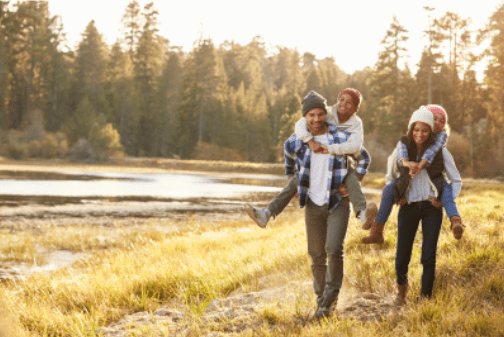 Une famille se promène dans la nature.