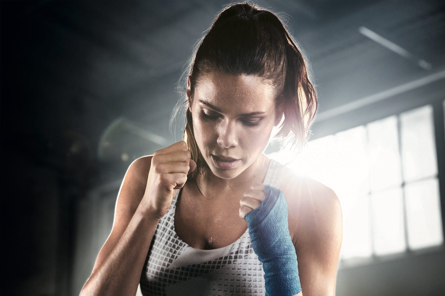 Vrouw met handen omhoog in sparpositie
