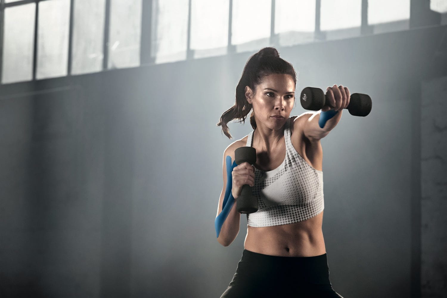 Vrouw traint gekneusde ribben door met gewichten te boksen